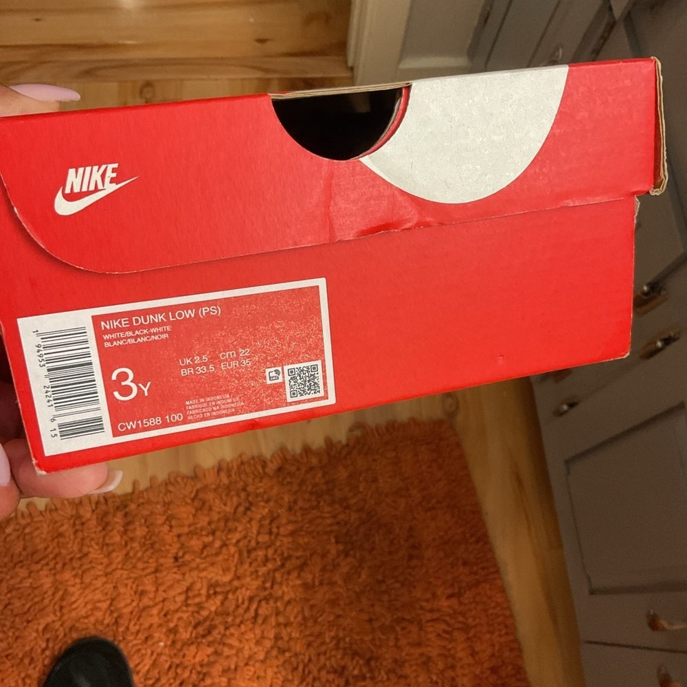 Nike Kids Low-Top Sneakers in White & Magenta - Picture 7 of 7